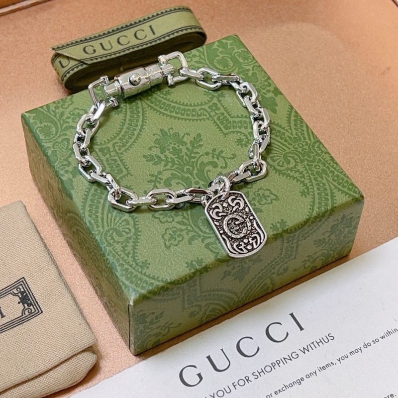 G*u*i bracelets